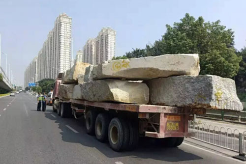 貨車滿載大石頭嚴(yán)重超載 壓爆地磅無(wú)法顯示噸數(shù)